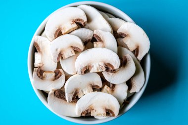 Londra İngiltere, 15 Temmuz 2025, Dilimlenmiş Taze Çiğ Mantar Pişirme İçi