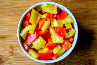 Londra İngiltere, 15 Temmuz 2025, Bir kase taze doğranmış çiğ sarı ve kırmızı biber