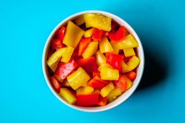 Londra İngiltere, 15 Temmuz 2025, Bir kase taze doğranmış çiğ sarı ve kırmızı biber