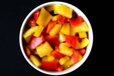 Londra İngiltere, 15 Temmuz 2025, Bir kase taze doğranmış çiğ sarı ve kırmızı biber