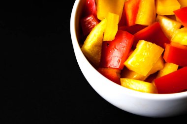 Londra İngiltere, 15 Temmuz 2025, Bir kase taze doğranmış çiğ sarı ve kırmızı biber