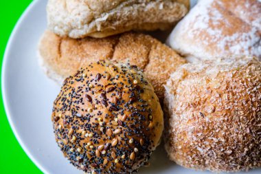 Londra İngiltere, 15 Temmuz 2025, Fırınlanmış Mini Ekmek Ekmeği Seçimi veya Grubu