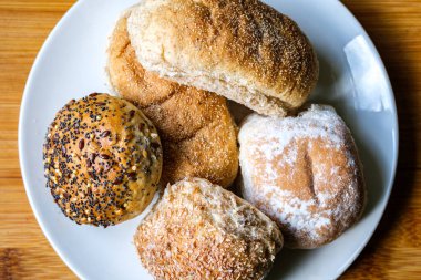 Londra İngiltere, 15 Temmuz 2025, Fırınlanmış Mini Ekmek Ekmeği Seçimi veya Grubu