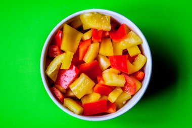 Londra İngiltere, 15 Temmuz 2025, Bir kase taze doğranmış çiğ sarı ve kırmızı biber