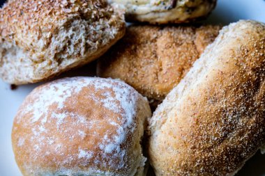 Londra İngiltere, 15 Temmuz 2025, Fırınlanmış Mini Ekmek Ekmeği Seçimi veya Grubu