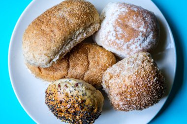 Londra İngiltere, 15 Temmuz 2025, Fırınlanmış Mini Ekmek Ekmeği Seçimi veya Grubu