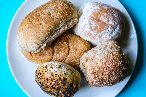 Londra İngiltere, 15 Temmuz 2025, Fırınlanmış Mini Ekmek Ekmeği Seçimi veya Grubu