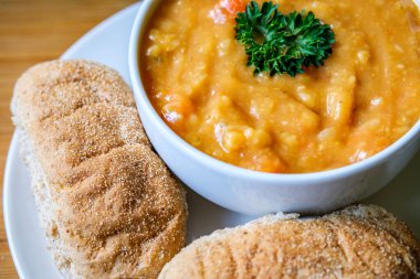 Londra İngiltere, 16 Temmuz 2025, Bir kase maydanozlu mercimek çorbası. Kahverengi denizaltı Rolls Royce ile servis ediliyor.