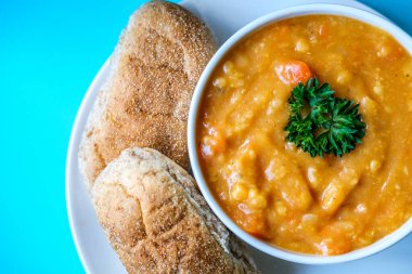 Londra İngiltere, 16 Temmuz 2025, Bir kase maydanozlu mercimek çorbası. Kahverengi denizaltı Rolls Royce ile servis ediliyor.