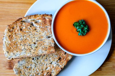 Londra İngiltere, 16 Temmuz 2025, maydanozlu sağlıklı domates çorbası ve tost