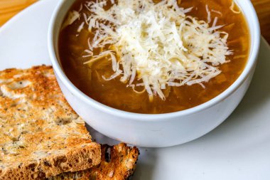 Londra İngiltere, 16 Temmuz 2025, Bir kase geleneksel Fransız soğan çorbası Izgara peynir ve kızarmış ekmek