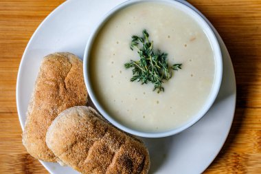 Londra İngiltere, 16 Temmuz 2025, kekik garnitürlü bir kase tavuk çorbası ve tam yağlı ekmek.