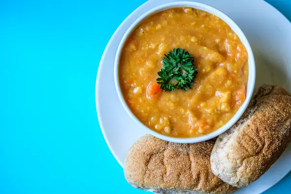 Londra İngiltere, 16 Temmuz 2025, Bir kase maydanozlu mercimek çorbası. Kahverengi denizaltı Rolls Royce ile servis ediliyor.