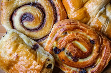 Londra İngiltere, 30 Ağustos 2025, Kahvaltı Pastaları Tereyağlı Kuru Üzüm, Acı Üzüm, Acı Au Çikolata, İnsansız Tarçın Girdabı