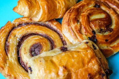 Londra İngiltere, 30 Ağustos 2025, Kahvaltı Pastaları Tereyağlı Kuru Üzüm, Acı Üzüm, Acı Au Çikolata, İnsansız Tarçın Girdabı