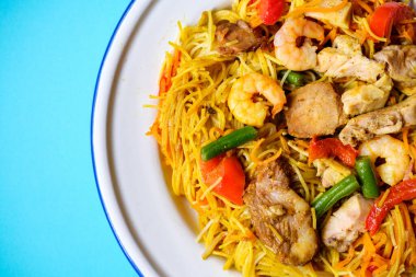 Londra, 30 Ağustos 2025, Lezzetli Singapur Yemeği Tabağı Et ve Sebzeli ve İnsansız