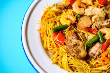 Londra, 30 Ağustos 2025, Lezzetli Singapur Yemeği Tabağı Et ve Sebzeli ve İnsansız