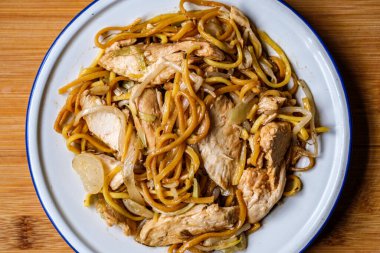 Londra, 30 Ağustos 2025, Tavuk Chow Mein Lezzetli Asya Yemekleri İnsansız