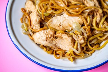 Londra, 30 Ağustos 2025, Tavuk Chow Mein Lezzetli Asya Yemekleri İnsansız