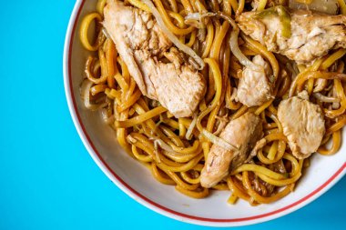 Londra, 30 Ağustos 2025, Tavuk Chow Mein Lezzetli Asya Yemekleri İnsansız