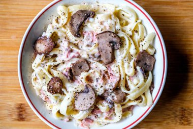 London UK, 30 Ağustos 2025, Classic Jambon ve Tagliatelle Mantarlı Makarna Yemeği