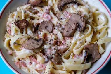 London UK, 30 Ağustos 2025, Classic Jambon ve Tagliatelle Mantarlı Makarna Yemeği