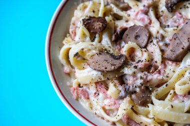 London UK, 30 Ağustos 2025, Classic Jambon ve Tagliatelle Mantarlı Makarna Yemeği