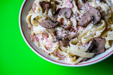 London UK, 30 Ağustos 2025, Classic Jambon ve Tagliatelle Mantarlı Makarna Yemeği