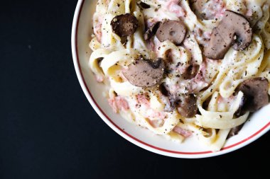 London UK, 30 Ağustos 2025, Classic Jambon ve Tagliatelle Mantarlı Makarna Yemeği