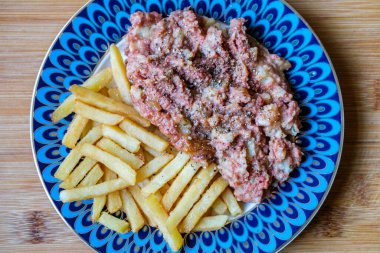 Londra İngiltere, Eylül 01, 2025, Klasik Lezzetli Pişmiş Salamura Et Yemekleri Patates ve Patates Olmayan