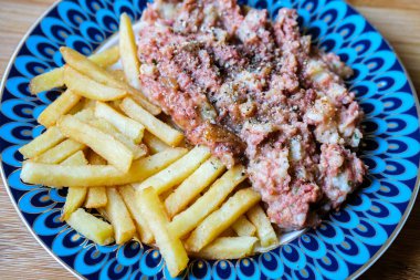 Londra İngiltere, Eylül 01, 2025, Klasik Lezzetli Pişmiş Salamura Et Yemekleri Patates ve Patates Olmayan