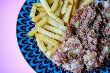 Londra İngiltere, Eylül 01, 2025, Klasik Lezzetli Pişmiş Salamura Et Yemekleri Patates ve Patates Olmayan