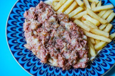 Londra İngiltere, Eylül 01, 2025, Klasik Lezzetli Pişmiş Salamura Et Yemekleri Patates ve Patates Olmayan