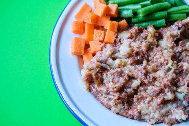 Londra İngiltere, Eylül 01, 2025, Klasik Lezzetli Pişirilmiş Salamura Et Yemekleri Yeşil Fasulye ve Havuç ve İnsansız