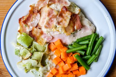 Londra İngiltere, Eylül 01 2025, Pırasalı Tavuk Göğüsü ve Havuçlu Smokey Bacon Menüsü ve Yeşil Fasulye ve İnsan Yok