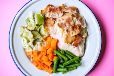 Londra İngiltere, Eylül 01 2025, Pırasalı Tavuk Göğüsü ve Havuçlu Smokey Bacon Menüsü ve Yeşil Fasulye ve İnsan Yok