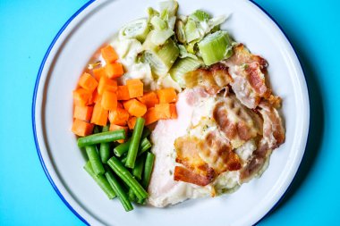 Londra İngiltere, Eylül 01 2025, Pırasalı Tavuk Göğüsü ve Havuçlu Smokey Bacon Menüsü ve Yeşil Fasulye ve İnsan Yok