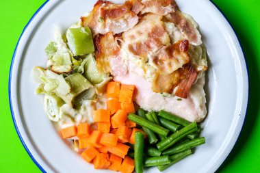 Londra İngiltere, Eylül 01 2025, Pırasalı Tavuk Göğüsü ve Havuçlu Smokey Bacon Menüsü ve Yeşil Fasulye ve İnsan Yok