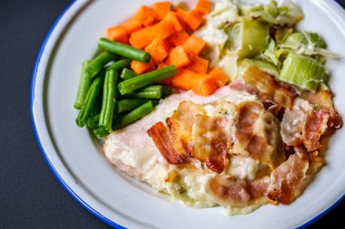 Londra İngiltere, Eylül 01 2025, Pırasalı Tavuk Göğüsü ve Havuçlu Smokey Bacon Menüsü ve Yeşil Fasulye ve İnsan Yok