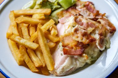 Londra İngiltere, Eylül 01 2025, Pırasalı Tavuk Göğüsü ve Cips ve Kızartmasız Domuz Pastırması