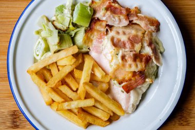 Londra İngiltere, Eylül 01 2025, Pırasalı Tavuk Göğüsü ve Cips ve Kızartmasız Domuz Pastırması