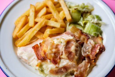 Londra İngiltere, Eylül 01 2025, Pırasalı Tavuk Göğüsü ve Cips ve Kızartmasız Domuz Pastırması