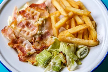 Londra İngiltere, Eylül 01 2025, Pırasalı Tavuk Göğüsü ve Cips ve Kızartmasız Domuz Pastırması