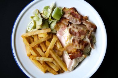 Londra İngiltere, Eylül 01 2025, Pırasalı Tavuk Göğüsü ve Cips ve Kızartmasız Domuz Pastırması