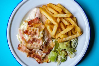 Londra İngiltere, Eylül 01 2025, Pırasalı Tavuk Göğüsü ve Cips ve Kızartmasız Domuz Pastırması