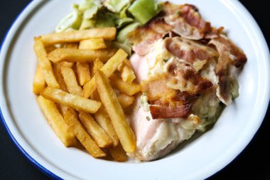 Londra İngiltere, Eylül 01 2025, Pırasalı Tavuk Göğüsü ve Cips ve Kızartmasız Domuz Pastırması