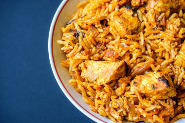 Londra İngiltere, Eylül 01 2025, Klasik Hint usulü Baharatlı Tavuk Biryani Yemekleri İnsansız
