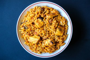 Londra İngiltere, Eylül 01 2025, Klasik Hint usulü Baharatlı Tavuk Biryani Yemekleri İnsansız