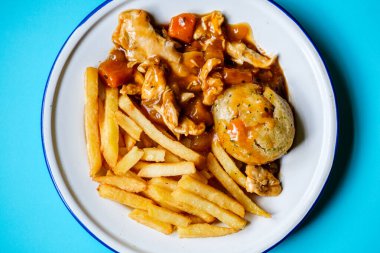 Londra İngiltere, Eylül 01 2025, Klasik Lezzetli Tavuk Güveci Sütlü ve soslu Cips veya Patates Kızartması ve İnsansız