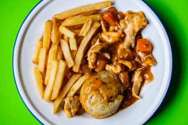 Londra İngiltere, Eylül 01 2025, Klasik Lezzetli Tavuk Güveci Sütlü ve soslu Cips veya Patates Kızartması ve İnsansız